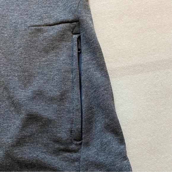 Under Armour Women's Graphite Gray Hybrid Quarter Zip Pullover. Size Medium - Picture 4 of 11